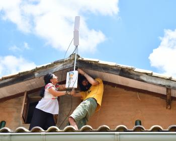 Apoyo a estrategias lideradas por la comunidad para abordar la brecha digital