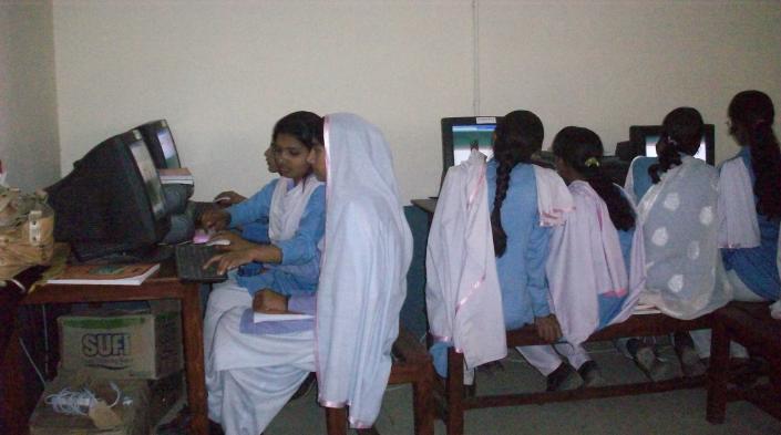 Imagen: Chicas en una sesión de capacitación informática en Pakistán.