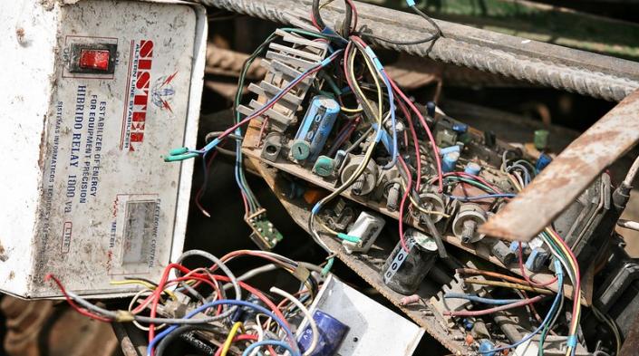 Photo: E-Waste Recycling by Alex Proimos, used under CC BY-NC 2.0 licence (https://flic.kr/p/bGXvPH)