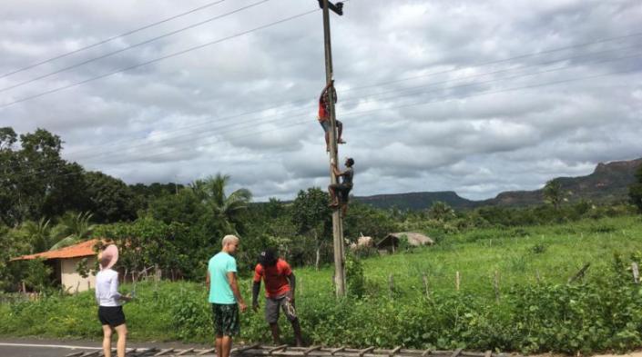 Image: Building a community network in Quilombo Peri Peri. Source: ARTICLE 19