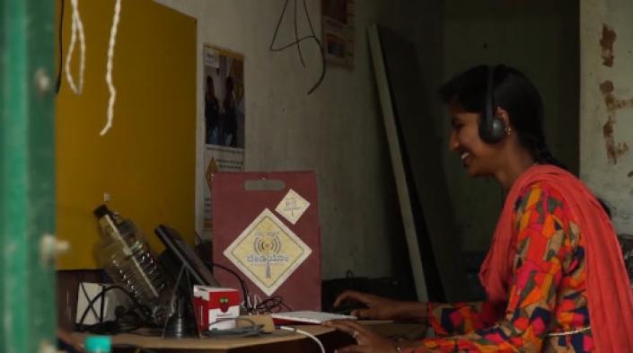 Imagen: Captura del corto COW - Community Owned Wireless Mesh, Karnataka, de Janastu Servelots (India).